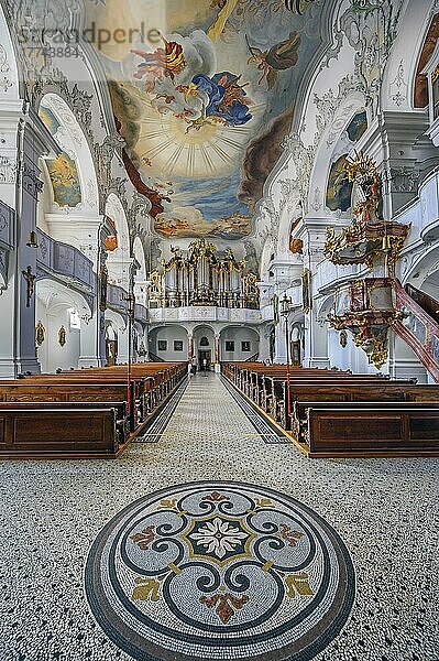 Orgelempore mit Bodenmosaik und Kanzel  Katholische Stadtpfarrkirche  Münster unserer lieben Frau  Lindau  Bayern  Deutschland  Europa