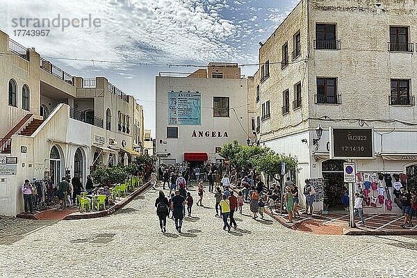 Café und Geschäfte mit Touristen auf der Plaza Nueva  Mojácar  Almería  Andalusien  Spanien  Europa