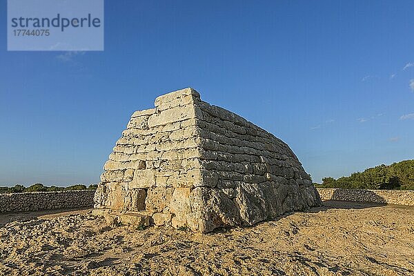 Naveta des Tudons  Prähistorische Begrabungsstätte  Menorca  Spanien  Europa