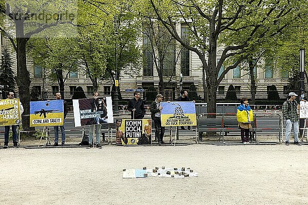 Vor der russischen Botschaft stehen Demonstranten mit Schildern gegen den russischen Anggriffskrieg  Berlin  Deutschland  Europa