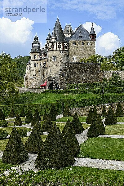 Sommerlicher Blick auf Doppelburg Schloss Bürresheim mit Trierer Burg aus Mittelalter  im Vordergrund historischer Barockgarten  Eifel  St. Johann  Rheinland-Pfalz  Deutschland  Europa