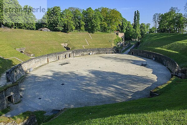 Blick auf Arena von historisches römisches Amphitheater von Trier Treverorum Augusta  römisches Baudenkmal  UNESCO-Weltkulturerbe  Trier  Rheinland-Pfalz  Deutschland  Europa