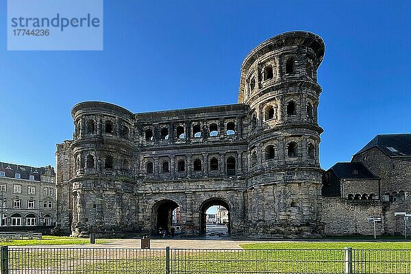 Antikes römisches Stadttor von Trier Treverorum Augusta Porta Nigra  Trier  Rheinland-Pfalz  Deutschland  Europa