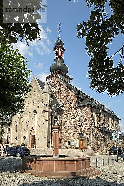 Romanische St. Jakobus Kirche mit Zwiebelturm und Marktbrunnen in Rheingau  Taunus  Hessen  Oberes Mittelrheintal  Deutschland  Europa