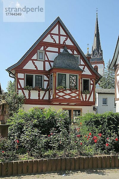 Fachwerkhaus mit St. Markus Kirche in Erbach  Eltville  Rheingau  Taunus  Hessen  Deutschland  Europa