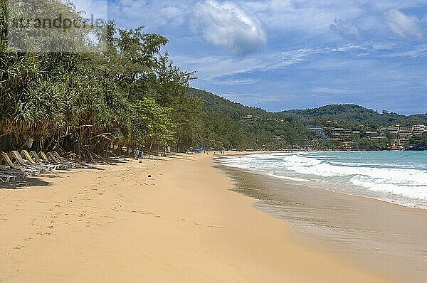 Leerer Strand mit leeren Strandliegen  Wichit  Phuket  Thailand  Asien