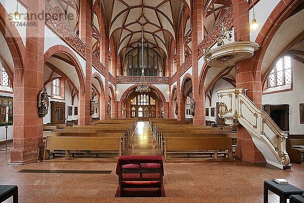 Innenansicht mit Kanzel und Orgel vom Rheingauer Dom in Geisenheim  Rheingau  Taunus  Hessen  Deutschland  Europa