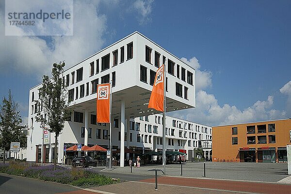Marktplatz mit modernem Gebäude der Drogerie Müller in Kelkheim  Taunus  Hessen  Deutschland  Europa