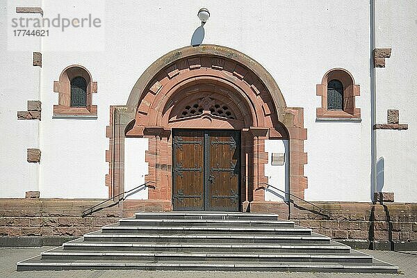 Portal zur Klosterkirche St. Franziskus in Kelkheim  Taunus  Hessen  Deutschland  Europa