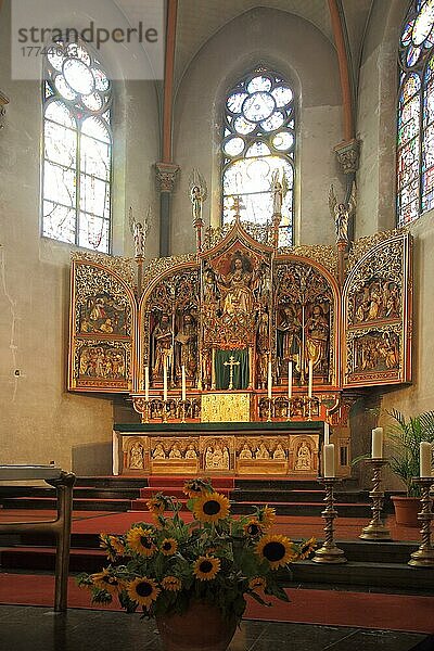 Klappaltar im Altarraum der St. Marien Kirche in Bad Homburg  Hessen  Deutschland  Europa