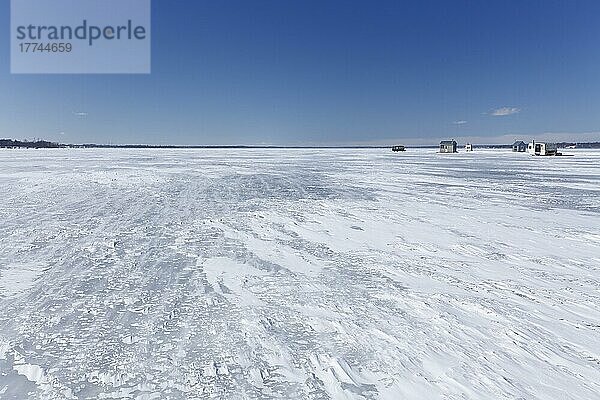 Fischerhütten in einer weiten  zugefrorenen Flusslandschaft  Sankt-Lorenz-Strom  Provinz Quebec  Kanada  Nordamerika