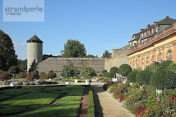 Schlossgarten mit Orangerie und historischem Stadtturm in Weilburg  Taunus  Hessen  Deutschland  Europa