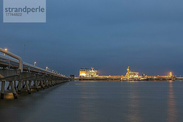 Öltanker an der NWO Tankerlöschbrücke in der Nähe des geplanten LNG-Terminal Wilhelmshaven  Nachtaufnahme  Tiefwasserhafen Jade-Weser-Port  LNG-Terminal  Flüssigerdgas-Terminal  geplanter Standort der Floating Storage and Regasification Unit (FSRU)  schwimmende Anlande- und Speicherplattform für Flüssigerdgas (LNG)  Voslapper Groden  Wilhelmshaven  Niedersachsen  Deutschland  Europa