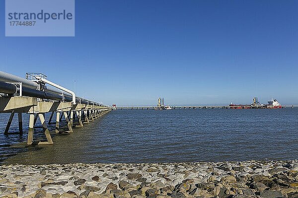 Öltanker an der NWO Tankerlöschbrücke in der Nähe des geplanten LNG-Terminal Wilhelmshaven  Tiefwasserhafen Jade-Weser-Port  LNG-Terminal  Flüssigerdgas-Terminal  geplanter Standort der Floating Storage and Regasification Unit (FSRU)  schwimmende Anlande- und Speicherplattform für Flüssigerdgas (LNG)  Voslapper Groden  Wilhelmshaven  Niedersachsen  Deutschland  Europa