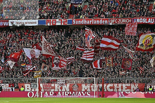 Voll besetztes  ausverkauftes Stadion  Fanblock der Südkurve mit Flaggen  Allianz Arena  München  Bayern  Deutschland  Europa