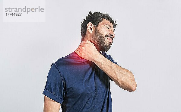 Nackenschmerzen und Stress Konzept  Mann mit Nackenmuskelschmerzen  Close up von Mann mit Nackenschmerzen  ein Mann mit Nackenschmerzen auf isoliertem Hintergrund