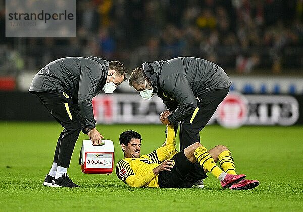 Mahmoud Dahoud Borussia Dortmund BVB (08) verletzt am Boden  Betreuer helfen ihm auf die Beine  Mercedes-Benz Arena  Stuttgart  Baden-Württemberg  Deutschland  Europa