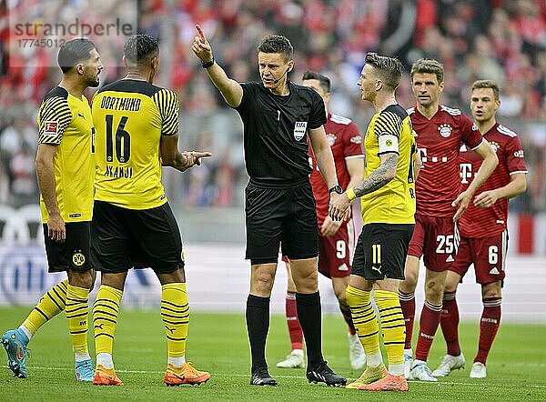 Schiedsrichter Referee Daniel Siebert Gestik Geste Manuel Akanji Borussia Dortmund BVB (16)  Allianz Arena  München  Bayern  Deutschland  Europa