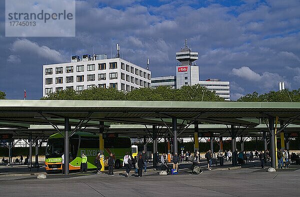 Zentraler Busbahnhof ZOB  Flixbus Reisebus Messedamm  dahinter RBB-Hochhaus  Masurenallee  Westend  Charlottenburg  Berlin  Deutschland  Europa