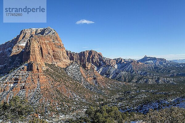 Schneebedeckte Berge aus rotem Felsen in Utah  USA  Nordamerika