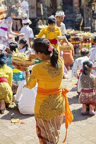 Balinesische Frau  die während des Galungan Opfergaben in einen Tempel bringt  Kesiman  Bali  Indonesien  Asien