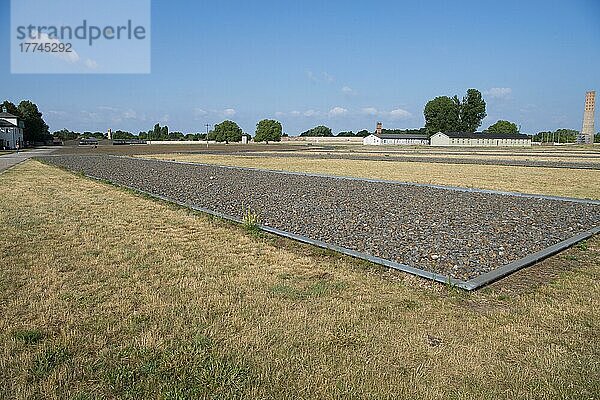 Blick auf das Gelände mit stilisierten Flächen der ehemaligen Häftlingsbaracken  Gedenkstätte  KZ  Konzentrationslager Sachsenhausen  Oranienburg bei Berlin  Deutschland  Europa