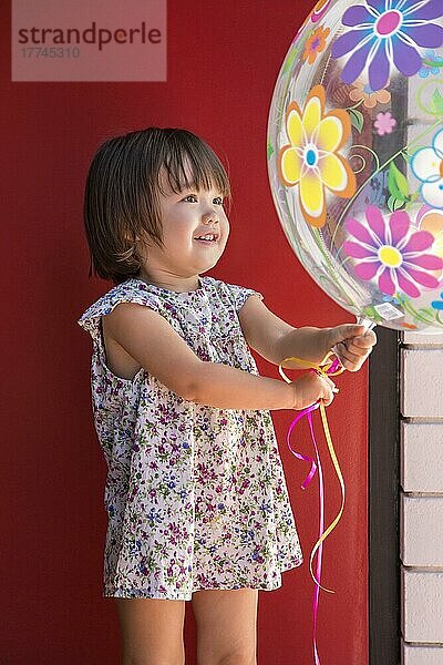 Kleinkind Mädchen hält einen großen Ballon