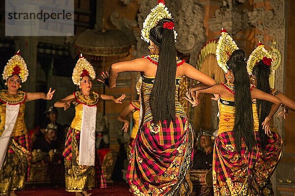 Balinesische Tänzerinnen bei einem Auftritt in Ubud  Bali  Indonesien  Asien