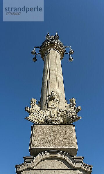Historische Säulen am Charlottenburger Tor  Schmuckbauwerk von 1908 am östlichen Stadtausgang  Berlin  Deutschland  Europa