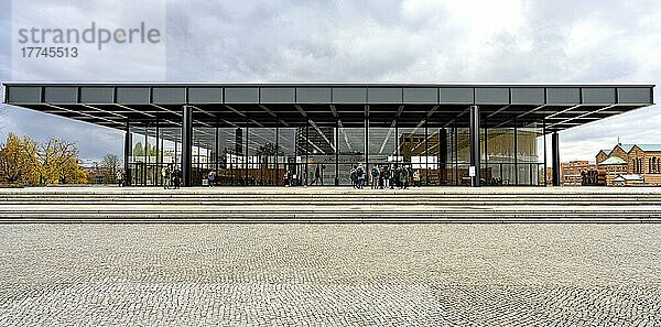 Die Fassade der Neuen Nationalgalerie  Berlin  Deutschland  Europa