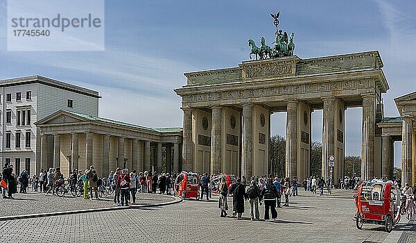 Touristen vor dem Brandenburger Tor  Berlin  Deutschland  Europa