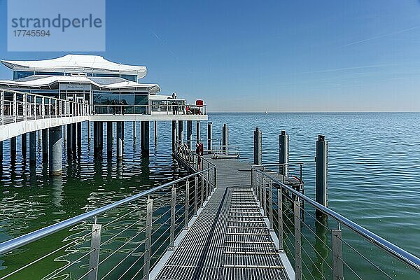 Timmendorfer Strand mit Strandkörben  Seeschlösschenbrücke und japanischem Teehaus  Lübecker Bucht  Ostsee  Timmendorf  Schleswig-Holstein  Deutschland  Europa