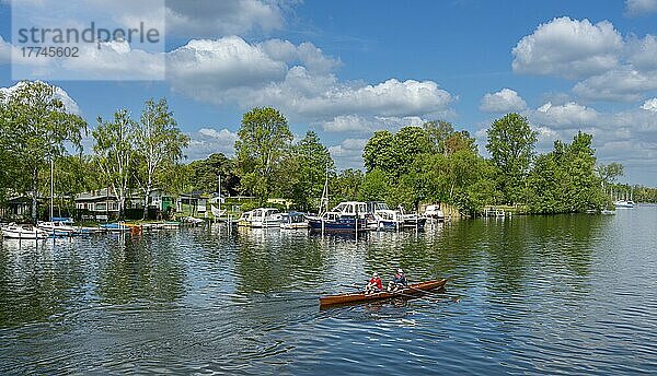 Kleine Bootsanleger  Freizeitsportler und Häuser an der Havel zwischen Berlin und Brandenburg  Deutschland  Europa