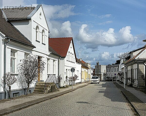 Klassizistische weiße Häuser am Circus in Putbus auf der Insel Rügen  Mecklenburg-Vorpommern  Deutschland  Europa