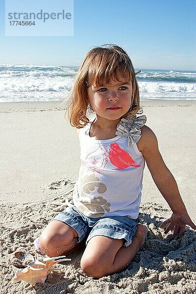 Kleines Mädchen spielt am Marine Street Beach  La Jolla  Kalifornien  USA  Nordamerika