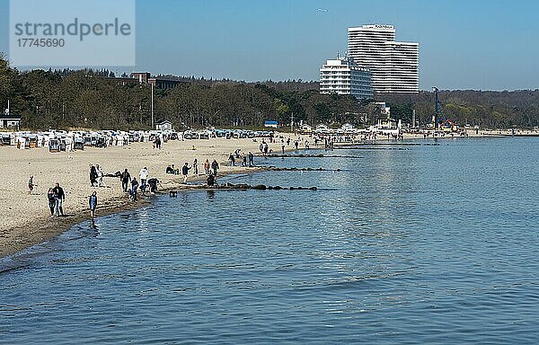 Timmendorfer Strand mit Strandkörben und Touristen  Niendorf  Lübecker Bucht  Ostsee  Timmendorf  Schleswig-Holstein  Deutschland  Europa