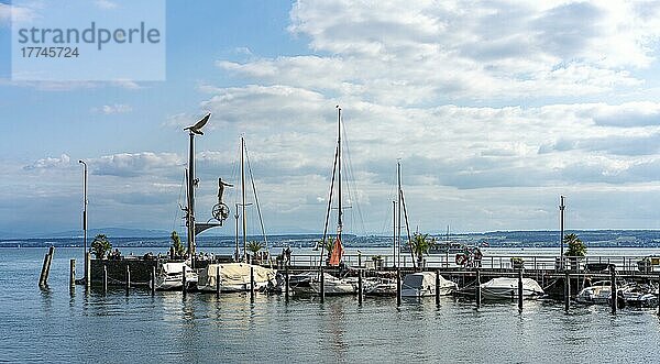 Kunstwerk von Peter Lenk  Figuren an der magischen Säule im Hafen von Mersburg  Baden-Württemberg  Deutschland  Europa