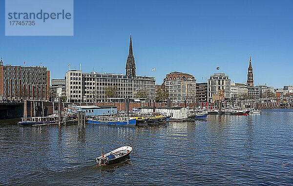 Binnenhafen Kehrwieder mit Blick auf die Geschäftshäuser bei den Mühren und der Hohen Brücke  Hamburg  Deutschland  Europa