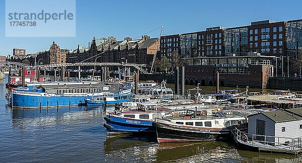 Binnenhafen Kehrwieder mit Blick auf die Geschäftshäuser bei den Mühren und der Hohen Brücke  Hamburg  Deutschland  Europa