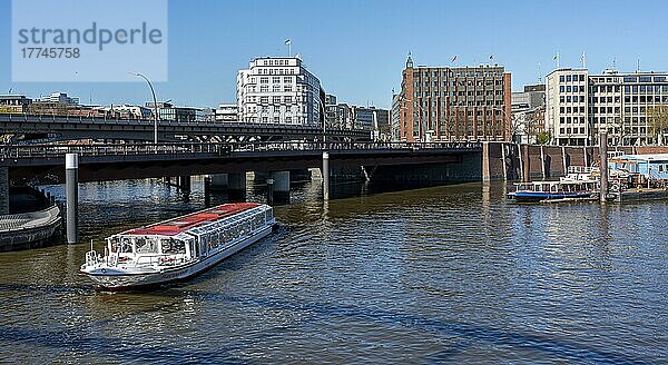 Binnenhafen Kehrwieder mit Blick auf die Geschäftshäuser bei den Mühren und der Hohen Brücke  Hamburg  Deutschland  Europa