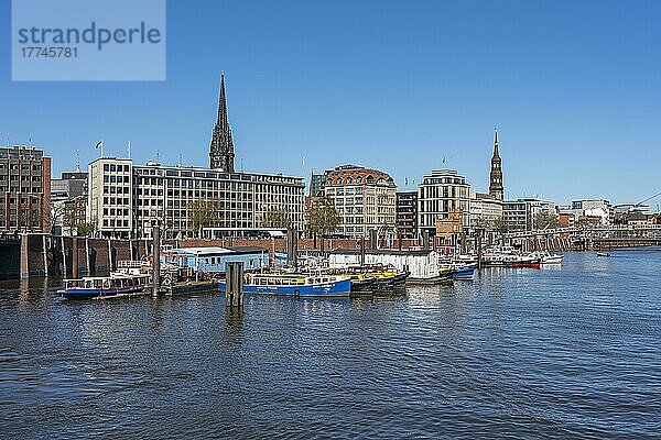 Binnenhafen Kehrwieder mit Blick auf die Geschäftshäuser bei den Mühren und der Hohen Brücke  Hamburg  Deutschland  Europa