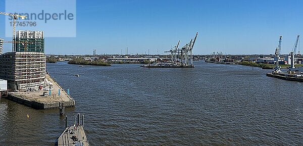 Ausblick von der Elbphilharmonie auf den Industriehafen  Hamburg  Deutschland  Europa