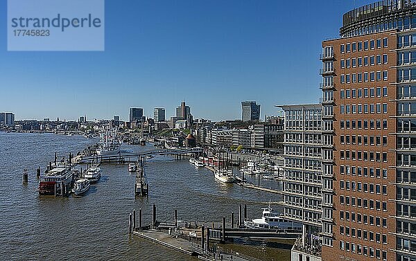 Blick von der Elbphilharmonie zu den Landungsbrücken  Hamburg  Deutschland  Europa