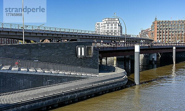 Binnenhafen Kehrwieder mit Blick auf die Geschäftshäuser bei den Mühren und der Hohen Brücke  Hamburg  Deutschland  Europa