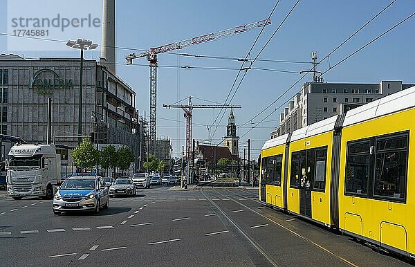 Tram Fahrzeuge im Berliner Straßenverkehr  Berlin  Deutschland  Europa
