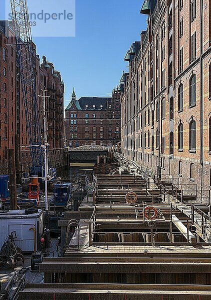 Baustelle in Wasserkanälen der Hamburger Speicherstadt  Hamburg  Deutschland  Europa
