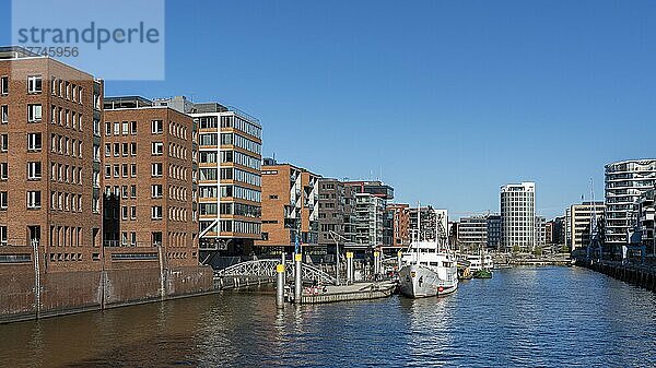 Sandtorhafen mit dem Traditionsschiffhafen am Sandtorkai  Hamburg  Deutschland  Europa