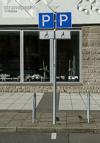 Verkehrszeichen für einen Behindertenparkplatz  Berlin  Deutschland  Europa