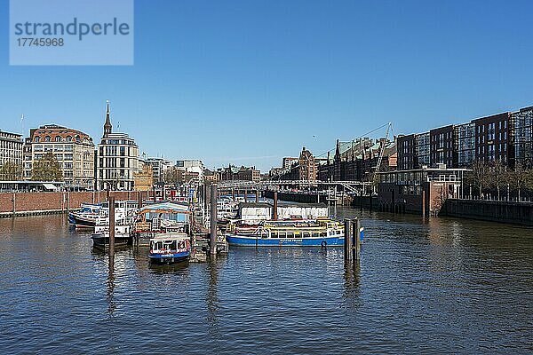 Binnenhafen Kehrwieder mit Blick auf die Geschäftshäuser bei den Mühren und der Hohen Brücke  Hamburg  Deutschland  Europa