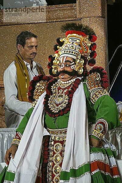 Yakshagana  Mahishamardini-Epos  traditioneller Volkstanz der Sri Chandrasekara Navada-Truppe in der Nähe von Mangalore im Küstenstaat Karnataka  Indien  Asien